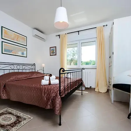 Jana Villa *
