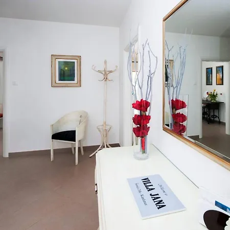 Jana Villa *